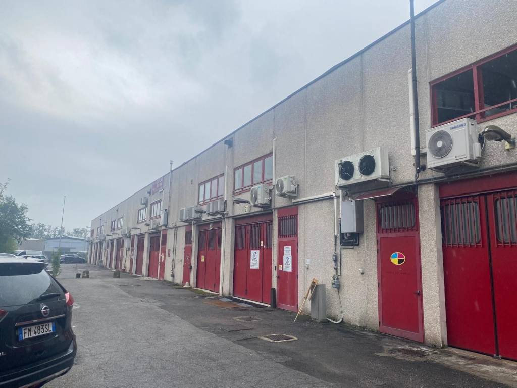 locale commerciale in affitto a Settimo Milanese