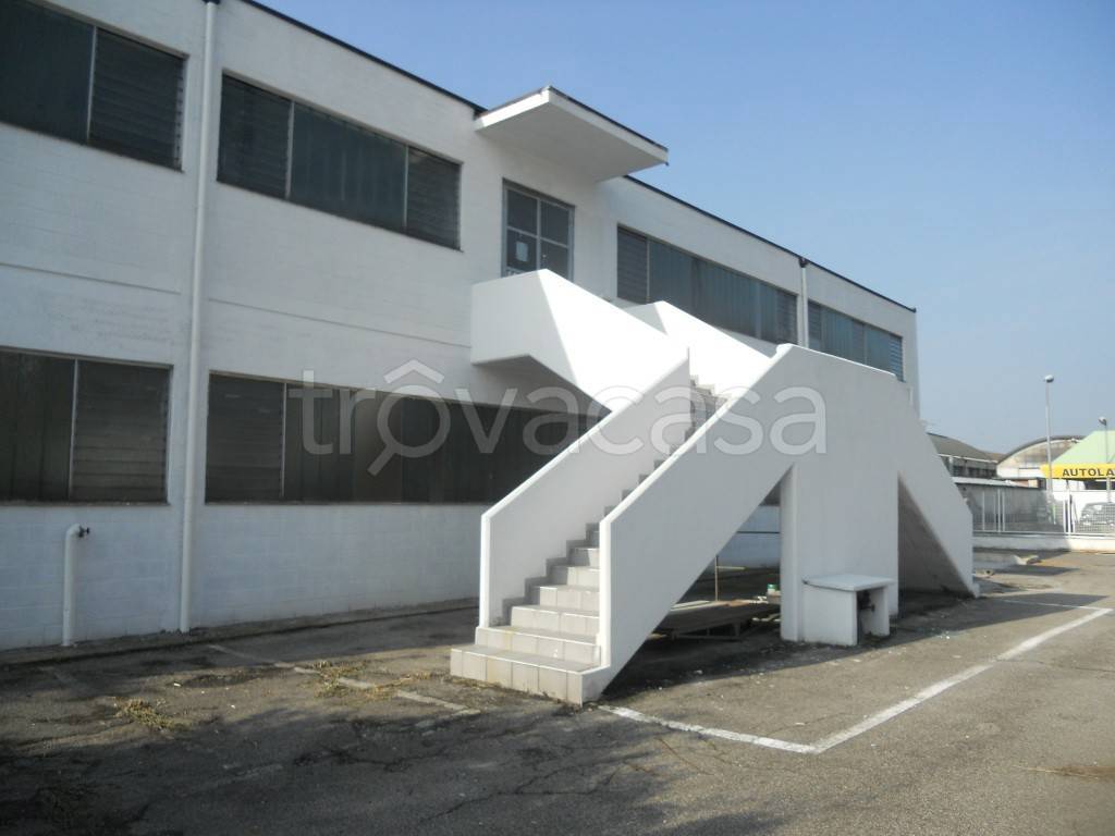 locale commerciale in affitto a Settimo Milanese