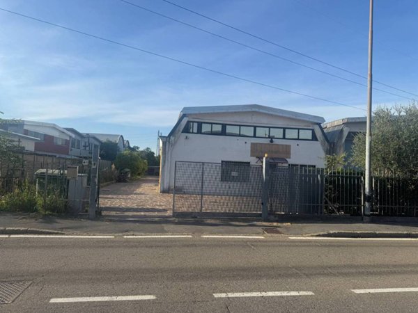 locale commerciale in affitto a Settimo Milanese