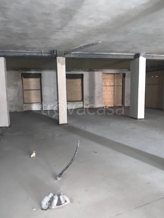 negozio in affitto a Settimo Milanese in zona Villaggio Cavour