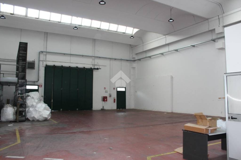 locale commerciale in affitto a Settimo Milanese