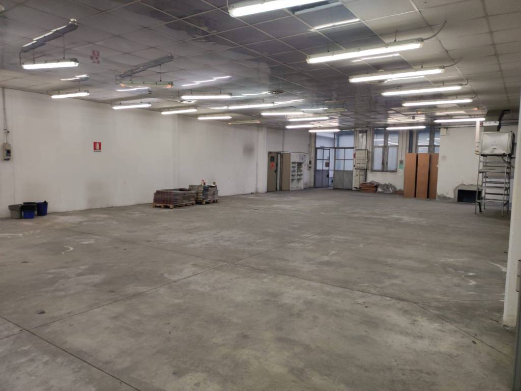locale commerciale in affitto a Settimo Milanese