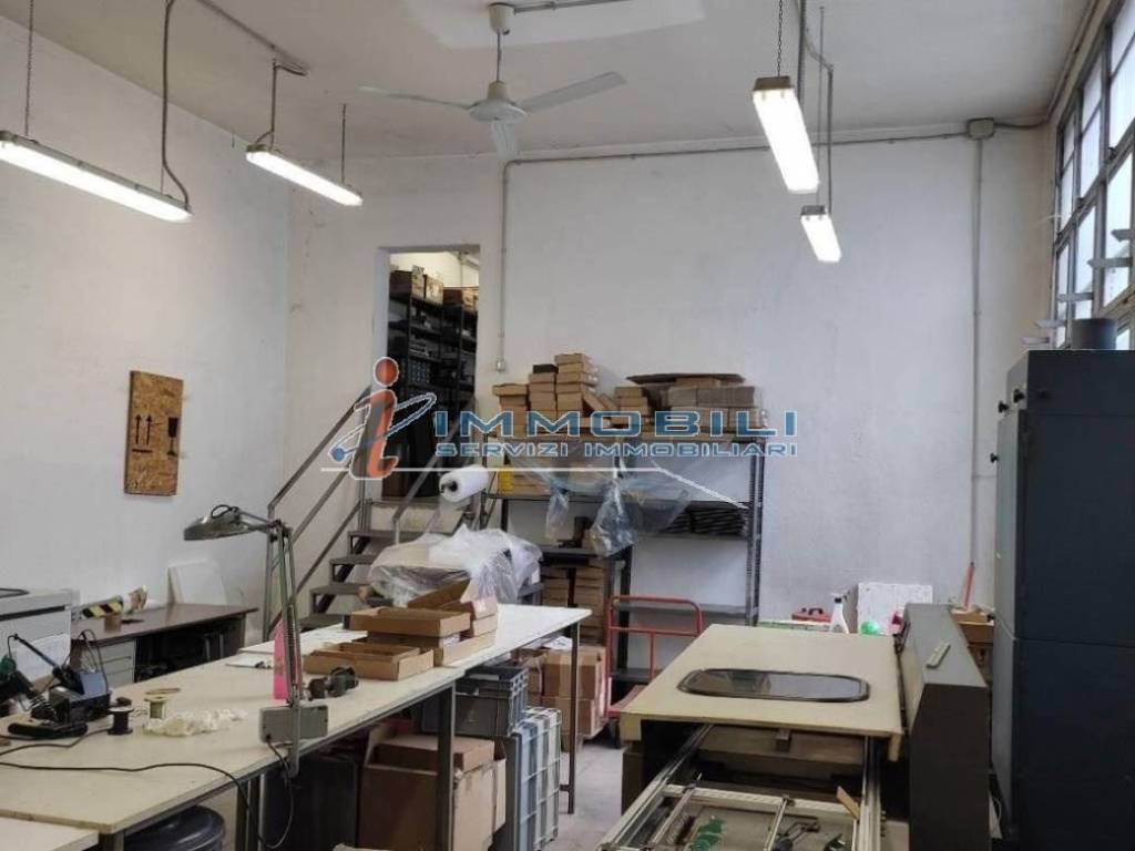 negozio in affitto a Settimo Milanese in zona Villaggio Cavour