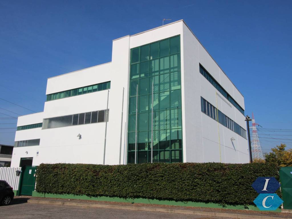 locale commerciale in affitto a Settimo Milanese