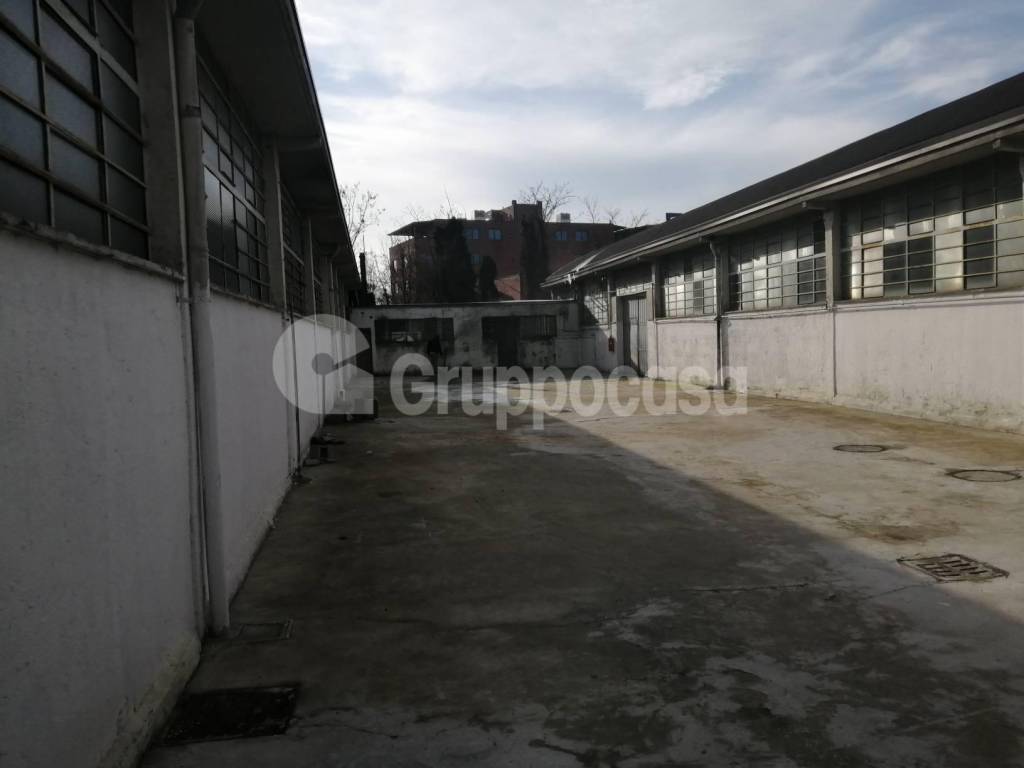 locale commerciale in affitto a Settimo Milanese in zona Seguro