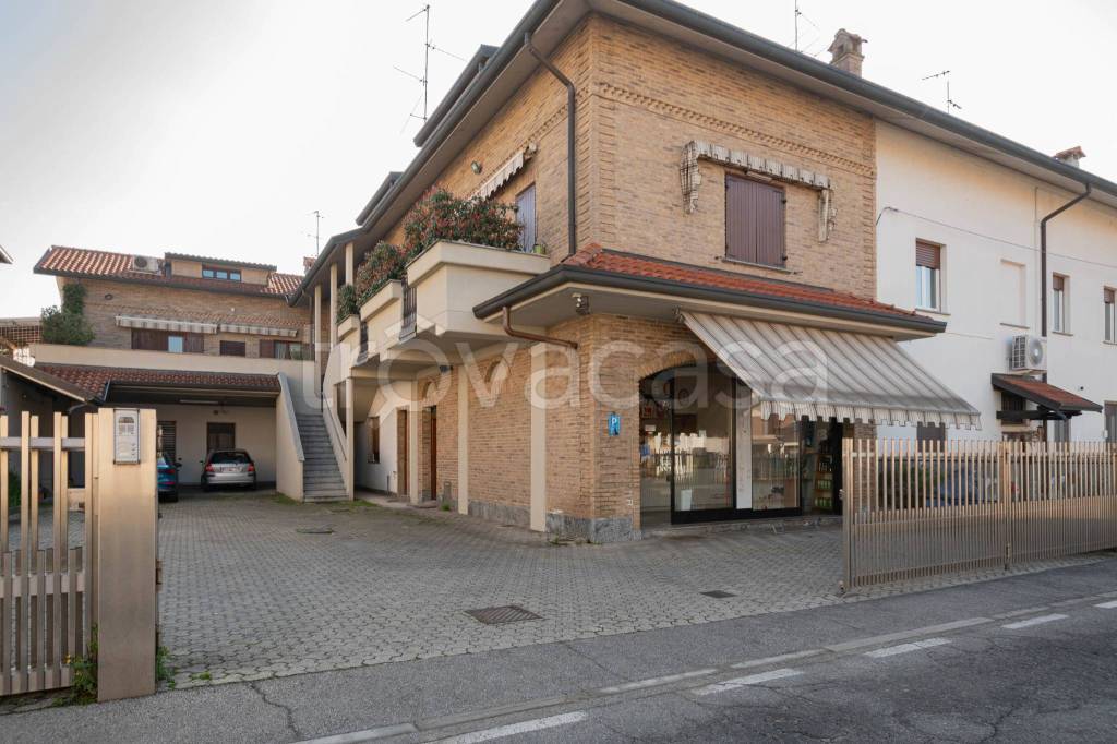 trivano in affitto a Solaro in zona Villaggio Brollo