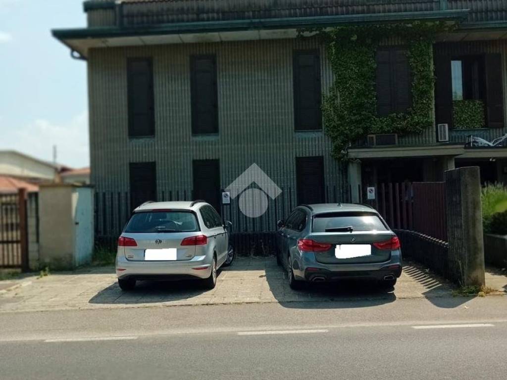 locale commerciale in affitto a Solaro in zona Villaggio Brollo