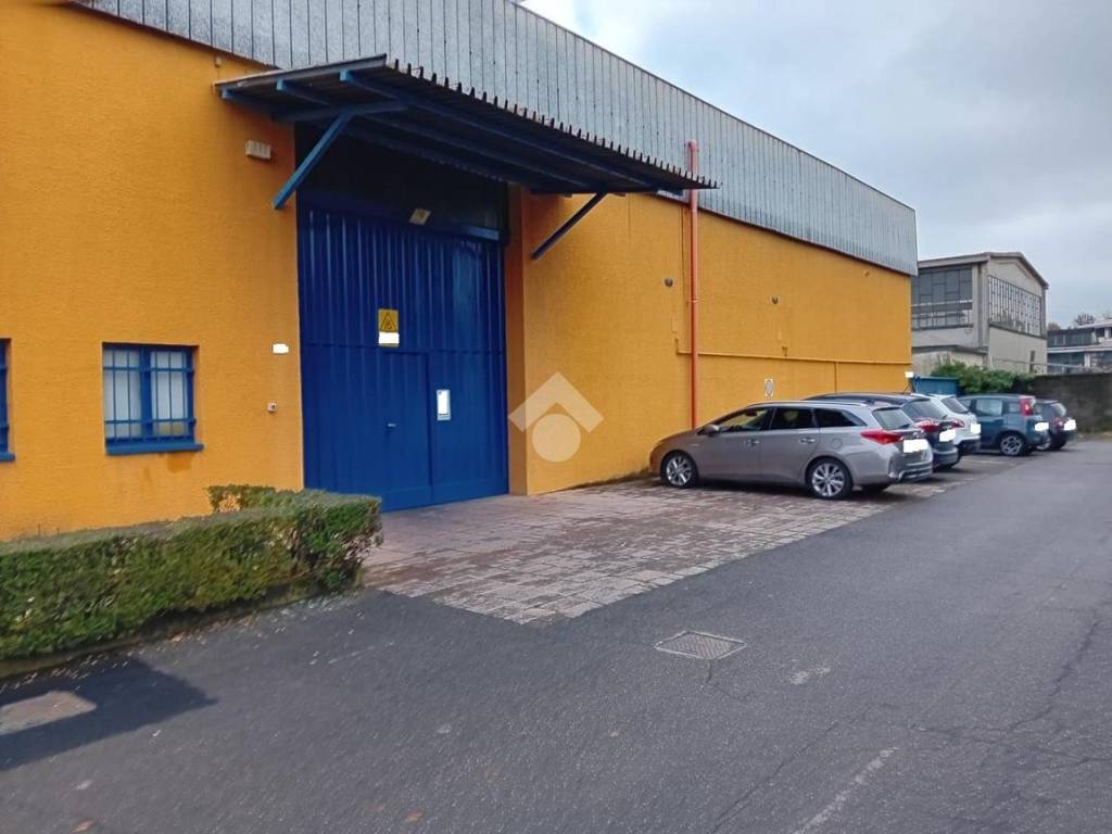 locale commerciale in affitto a Solaro