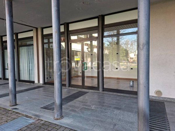 negozio in affitto a Solaro in zona Villaggio Brollo