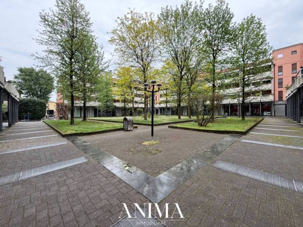 negozio in affitto a Solaro in zona Villaggio Brollo