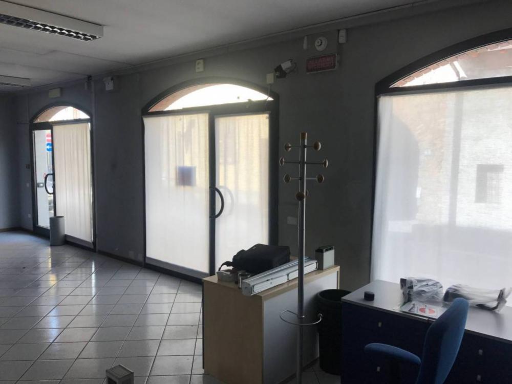 negozio in affitto a Trezzano Rosa