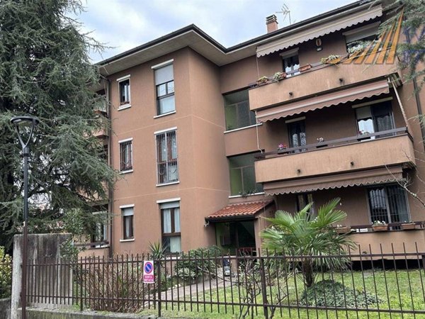 ufficio in affitto a Trezzano Rosa