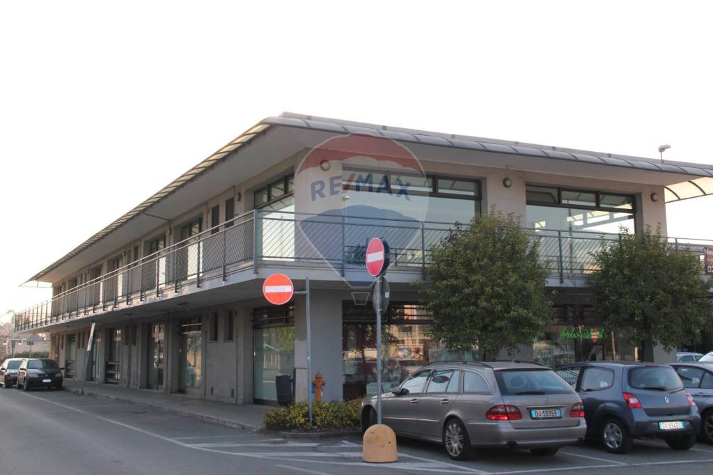 negozio in affitto a Trezzano Rosa