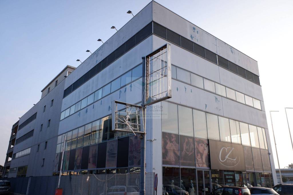 negozio in affitto a Trezzano sul Naviglio