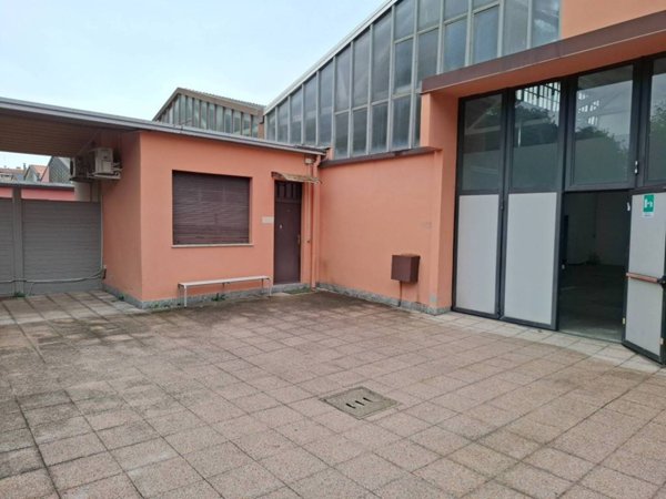 locale commerciale in affitto a Trezzano sul Naviglio