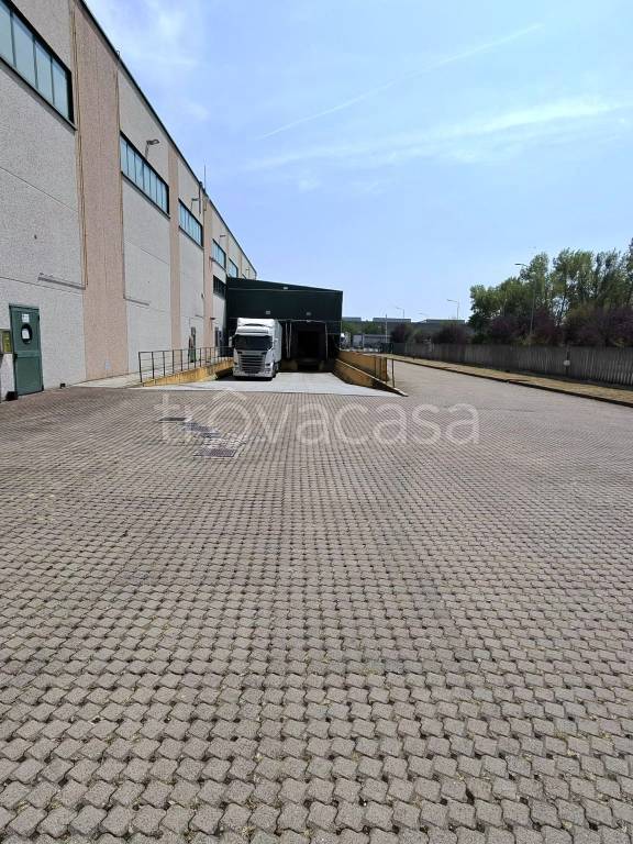 locale commerciale in affitto a Trezzo sull'Adda in zona Concesa