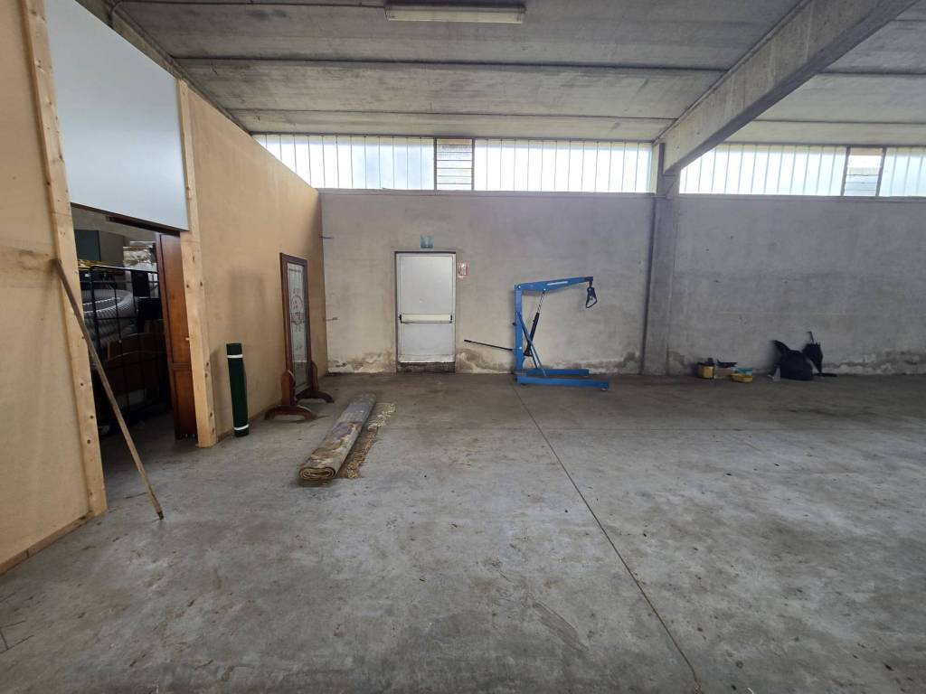 locale commerciale in affitto a Tribiano