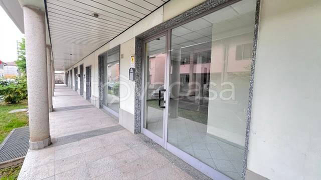 negozio in affitto a Truccazzano in zona Cavaione
