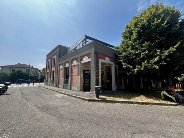 negozio in affitto a Vanzago