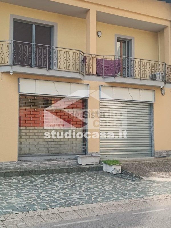 negozio in affitto a Vanzago in zona Mantegazza