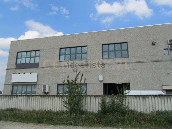 capannone in affitto a Vanzago