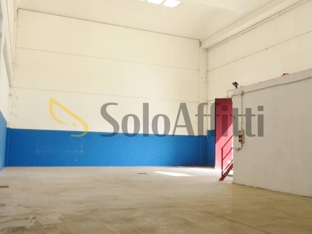 locale commerciale in affitto a Vanzago