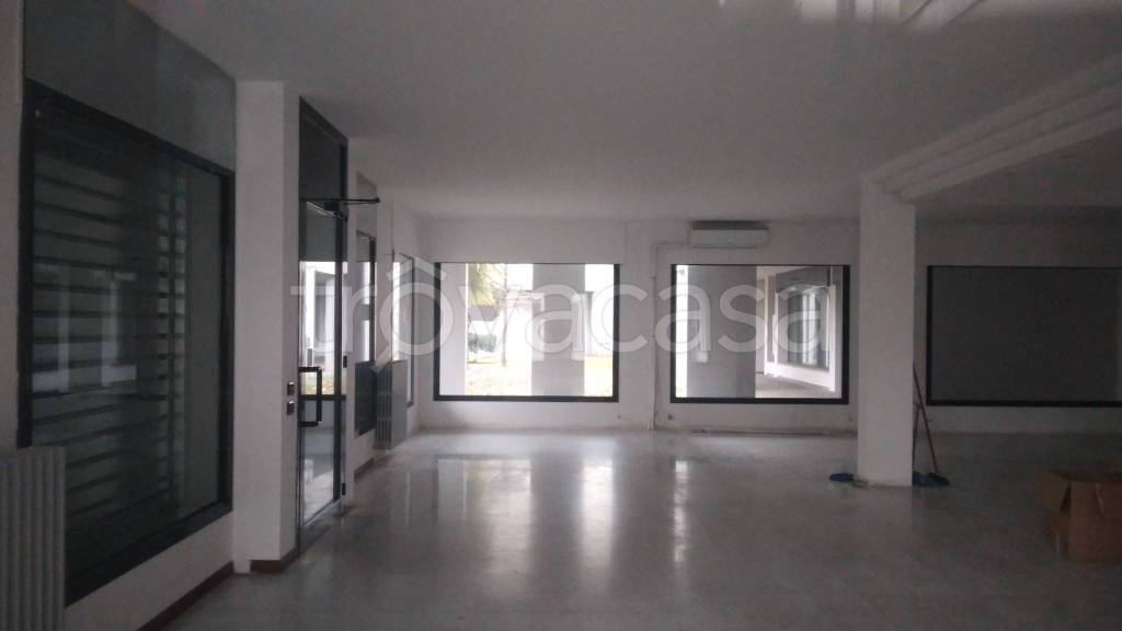 negozio in affitto a Vaprio d'Adda