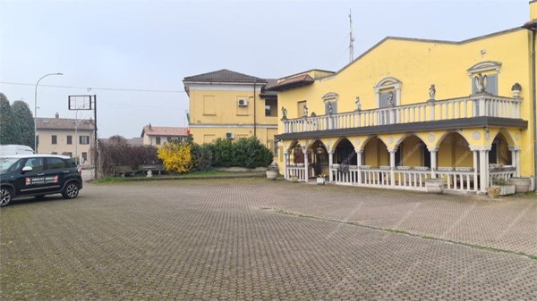 locale commerciale in affitto a Vernate