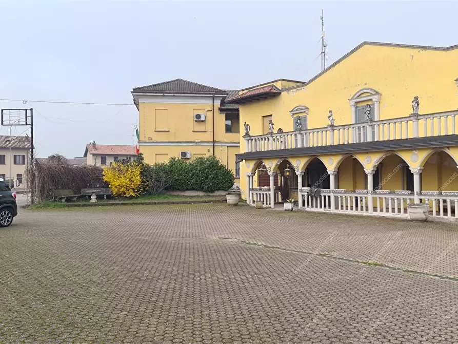 negozio in affitto a Vernate