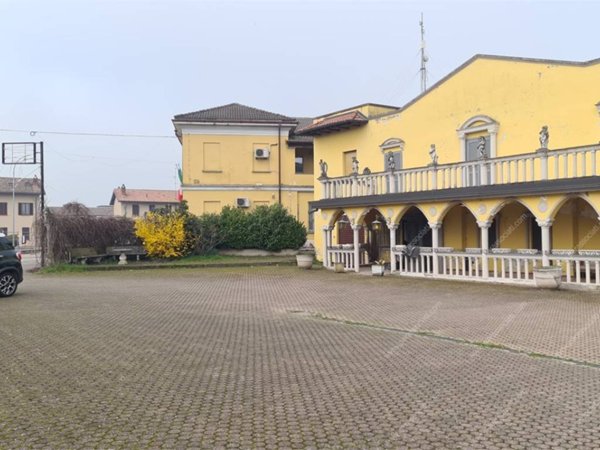 negozio in affitto a Vernate