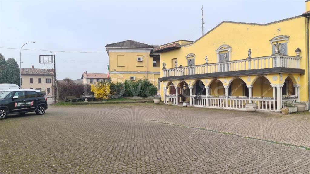 negozio in affitto a Vernate