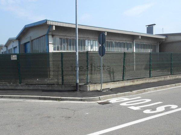 locale di sgombero in affitto a Zibido San Giacomo