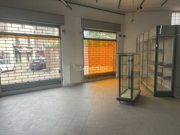 negozio in affitto a Baranzate