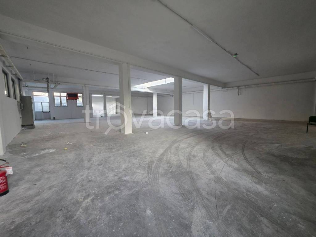 locale commerciale in affitto a Baranzate