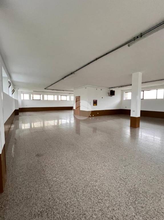 locale commerciale in affitto ad Albano Sant'Alessandro