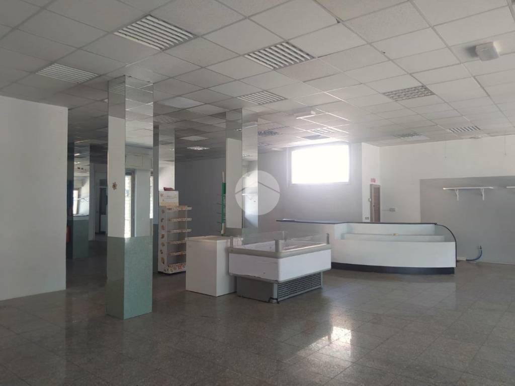 negozio in affitto ad Albano Sant'Alessandro