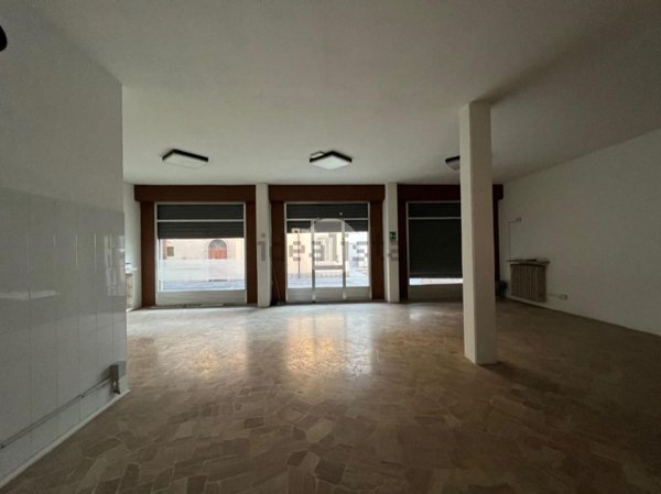 negozio in affitto ad Albano Sant'Alessandro