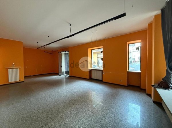 locale commerciale in affitto ad Albano Sant'Alessandro
