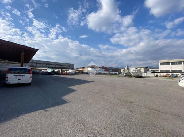 locale commerciale in affitto ad Albano Sant'Alessandro