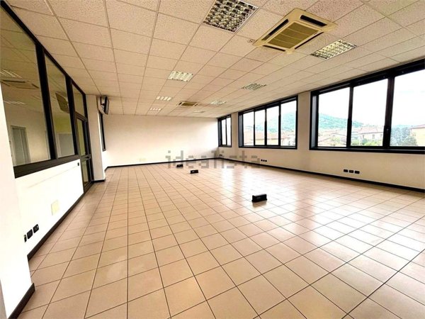 locale commerciale in affitto ad Albano Sant'Alessandro