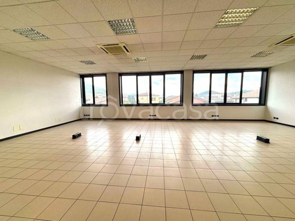 locale commerciale in affitto ad Albano Sant'Alessandro