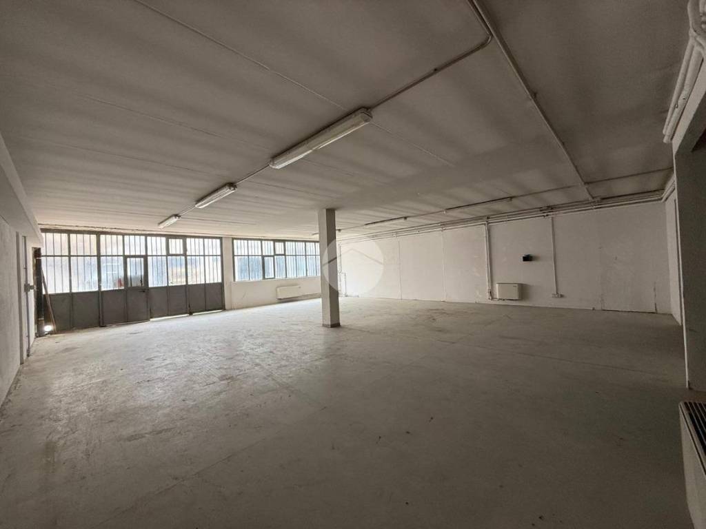 locale commerciale in affitto ad Albano Sant'Alessandro