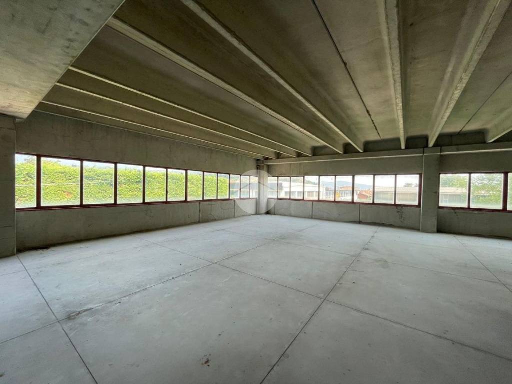 locale commerciale in affitto ad Albano Sant'Alessandro