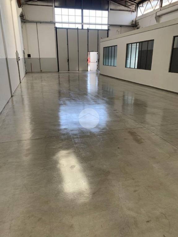 locale commerciale in affitto ad Albano Sant'Alessandro