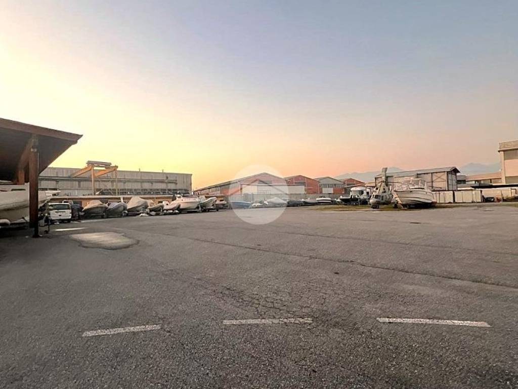 locale commerciale in affitto ad Albano Sant'Alessandro