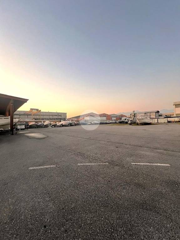 locale commerciale in affitto ad Albano Sant'Alessandro