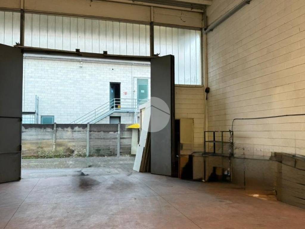 locale commerciale in affitto ad Albano Sant'Alessandro