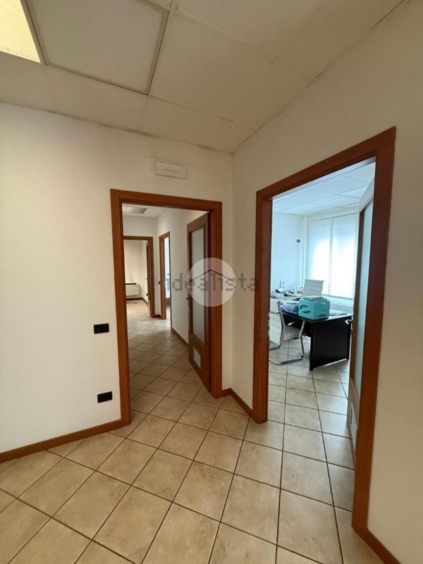 locale commerciale in affitto ad Albano Sant'Alessandro