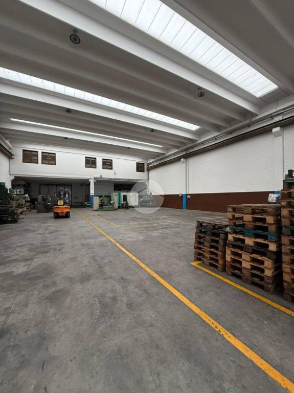 locale commerciale in affitto ad Albano Sant'Alessandro