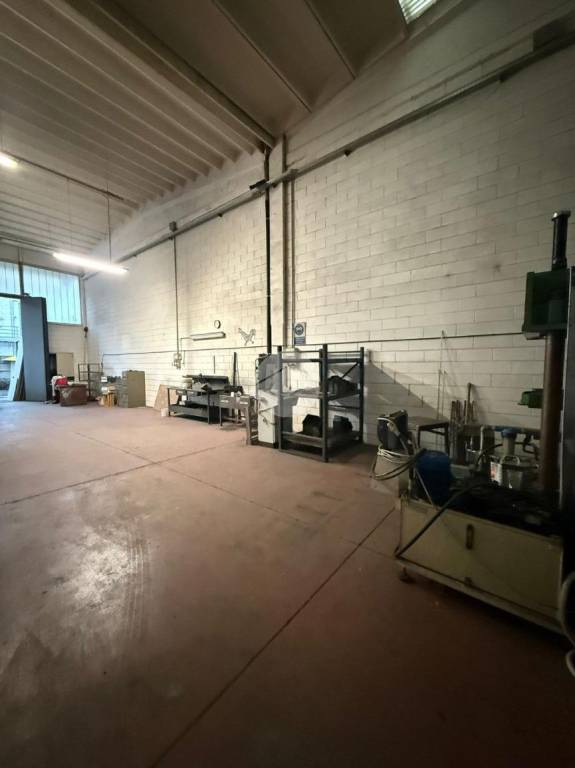 locale commerciale in affitto ad Albano Sant'Alessandro